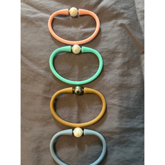 GUC Lot of 6 Bracelets Rubber Faux Pearls Cross Pink Green Brown Blue Tan Black - Picture 3 of 4